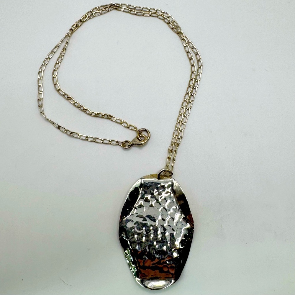 Vintage 925 sterling silver hammered oval pendant chain necklace.
